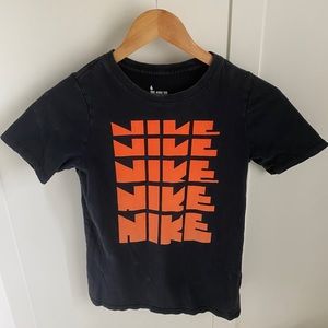 Nike T-shirt (Boys M)